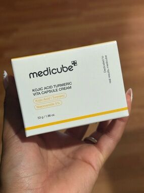 Medicube Kojic Acid Turmeric Vita Capsule Cream - White & Yellow